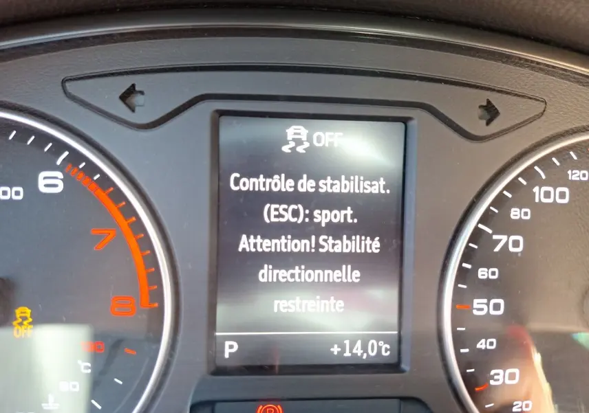 Tableau de bord d'Audi A3 gris 2017, affichage central indiquant le contrôle de stabilité en mode sport désactivé.