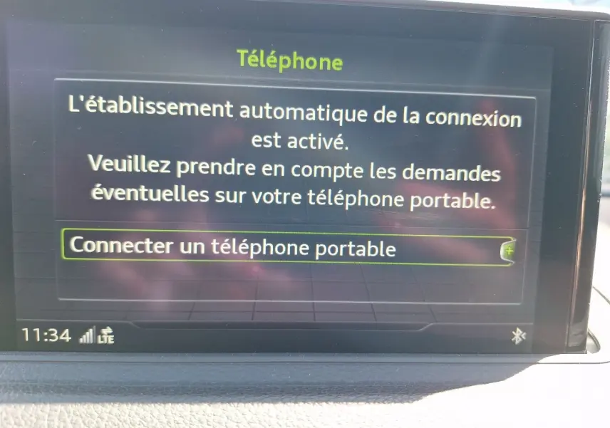 Écran central de l'Audi A3 2.0 TFSI 2017 affichant la connexion Bluetooth pour téléphone portable.