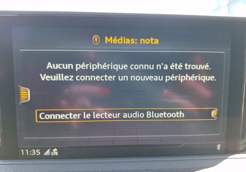 Écran multimédia de l’Audi A3 2017 affichant un message de connexion Bluetooth, vue intérieure centrale.