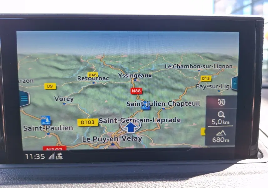 Écran GPS intégré de l’Audi A3 2.0 TFSI S Line 2017, affichant une carte routière en couleur.