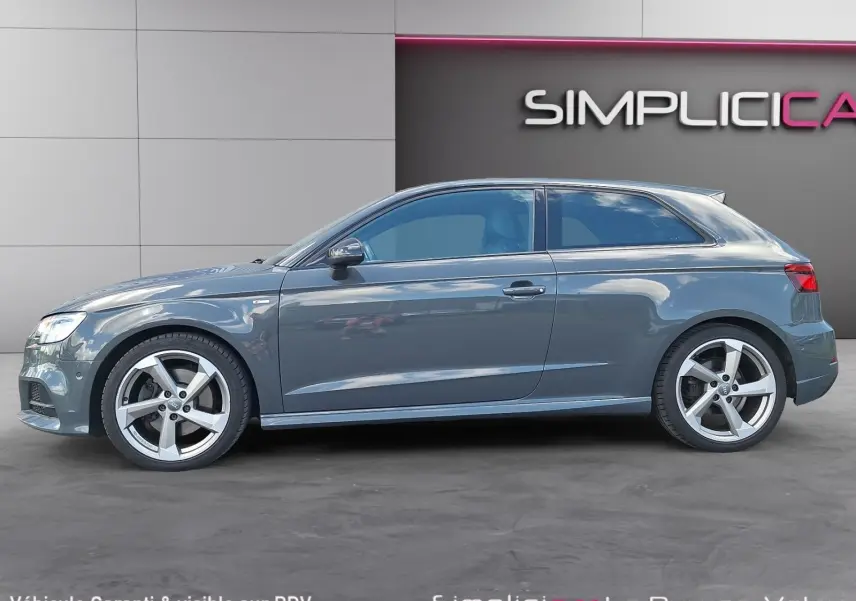 Audi A3 2.0 TFSI S Line gris vue de profil côté gauche avec jantes alliage 18 pouces et sellerie cuir visible.
