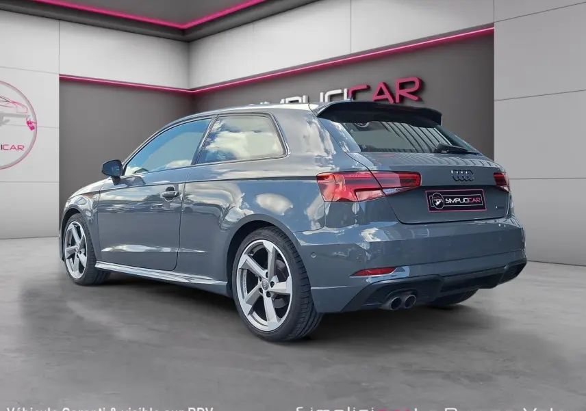 Audi A3 gris vue 3/4 arrière droit, avec jantes alliage 18 pouces et double sortie d’échappement.