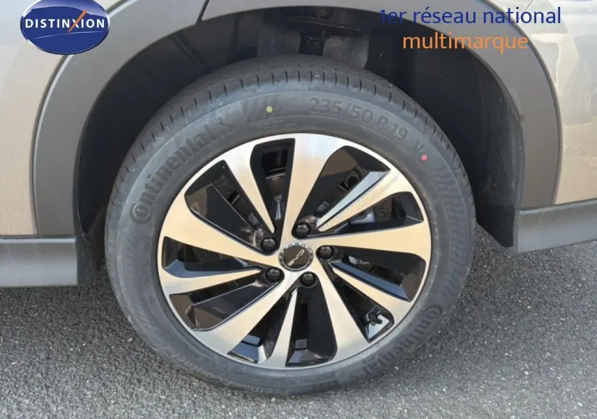 Gros plan sur la roue avant droite du BYD SEAL U 2026 en couleur Time Grey avec jante alliage bicolore.