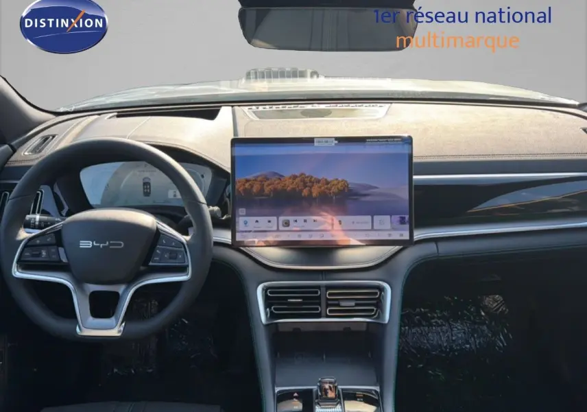 Vue intérieure avant du tableau de bord du BYD SEAL U 2026 en gris, avec grand écran tactile central et volant multifonction.