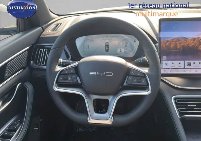Vue intérieure centrée sur le volant BYD du SEAL U 2026 avec tableau de bord numérique et écran tactile.
