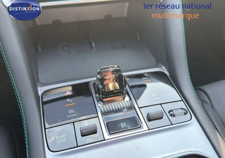 Gros plan sur la console centrale du BYD SEAL U 2026 avec levier de vitesses transparent et coutures vertes.