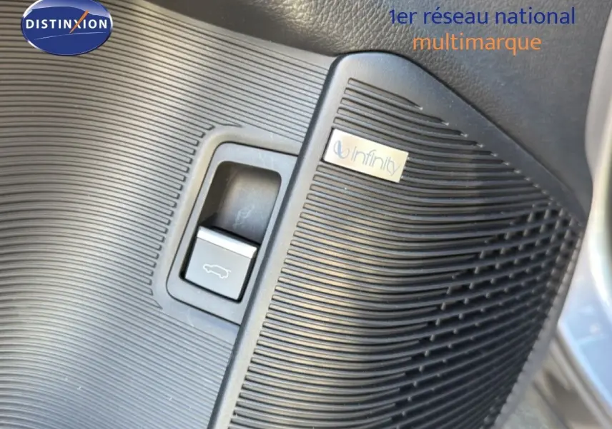 Détail intérieur montrant le bouton d'ouverture du coffre et le haut-parleur Infinity sur panneau noir du BYD SEAL U gris.