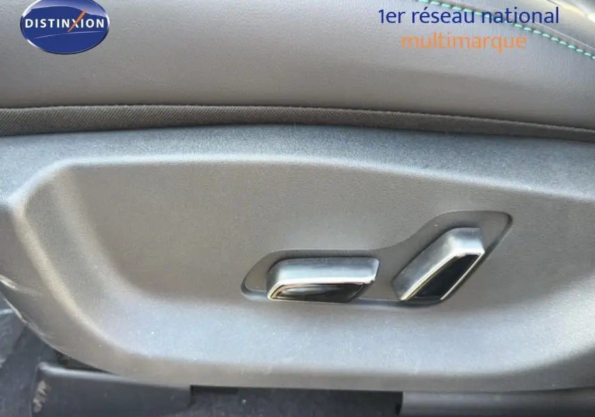 Détail des commandes de réglage électrique du siège en cuir noir dans un BYD SEAL U 2026.