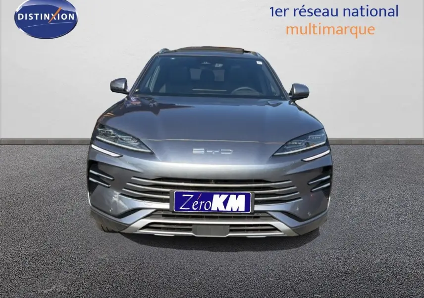 Vue avant d'un BYD SEAL U 1.5L DM-I gris TIME GREY, avec calandre horizontale et phares LED fins.