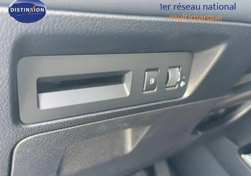 Détail intérieur montrant les commandes d'ouverture du coffre et de réglage des phares sur un BYD SEAL U gris TIME GREY.
