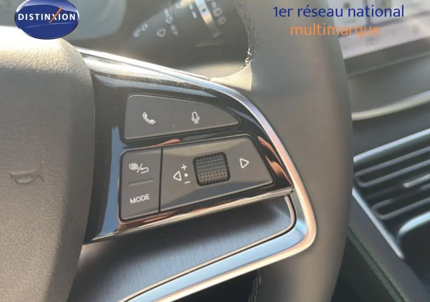 Gros plan sur les commandes au volant du BYD SEAL U 2026 en couleur Time Grey, avec finition brillante et cuir noir visible.
