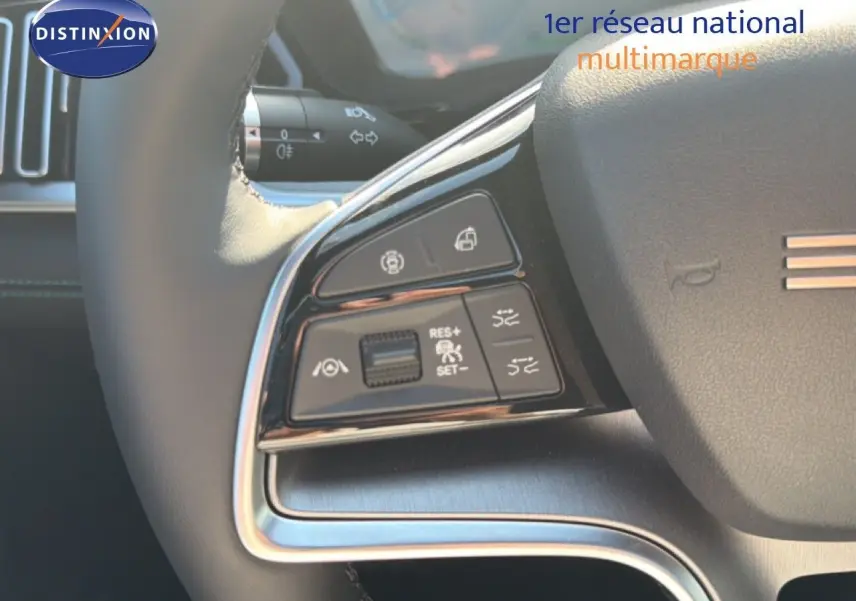 Gros plan sur les commandes au volant du BYD SEAL U 2026, finition noire avec insertions chromées.