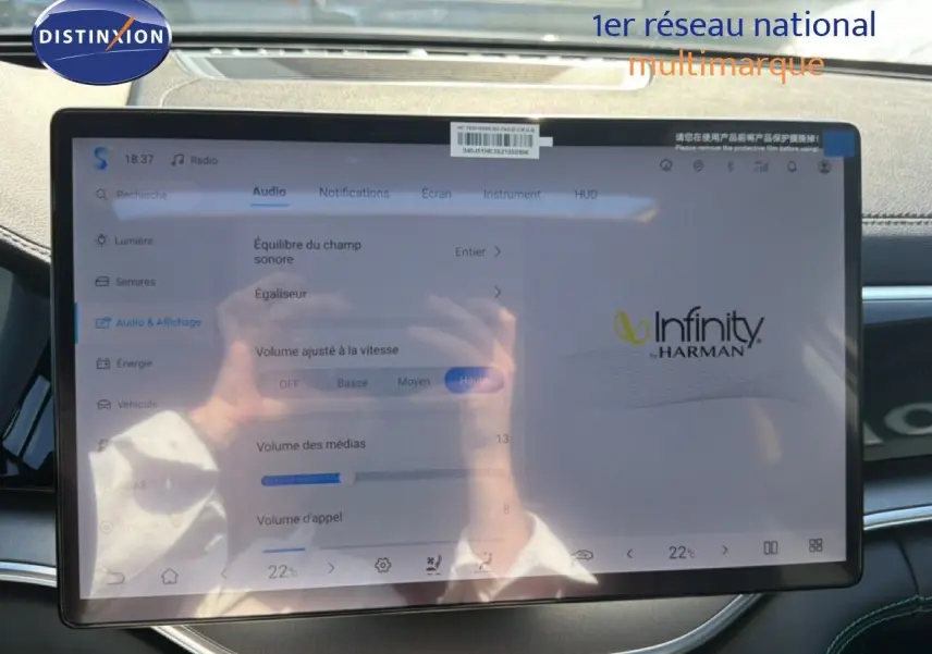 Écran tactile central affichant les réglages audio Infinity Harman dans l'habitacle du BYD SEAL U gris TIME GREY.