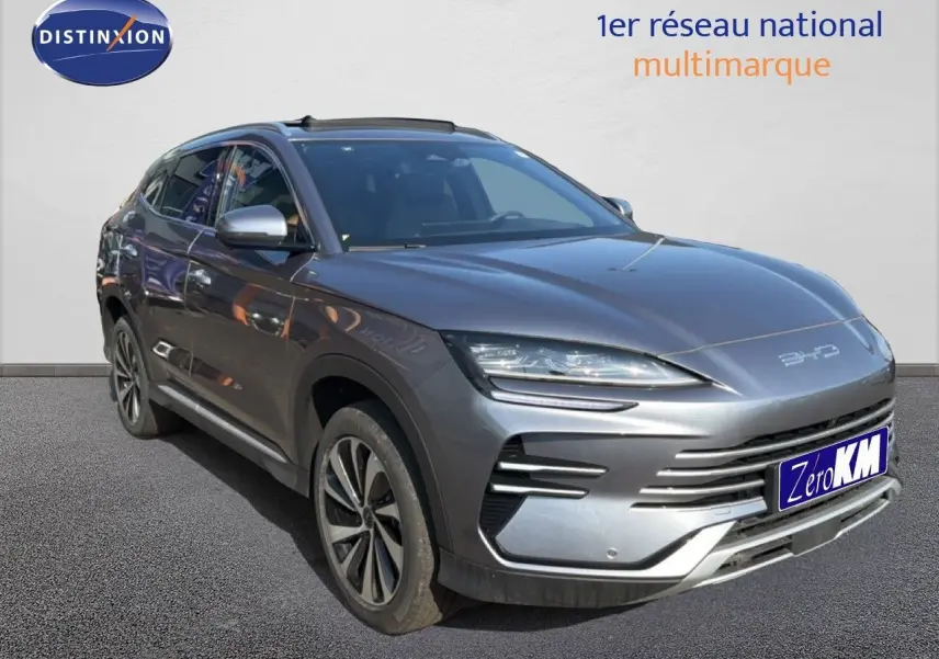 Vue 3/4 avant du BYD SEAL U 2026 en gris TIME GREY, avec calandre épurée et jantes bi-ton distinctives.