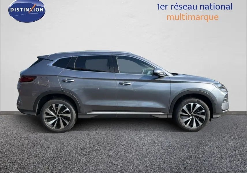 Vue de profil côté gauche d'un SUV BYD SEAL U hybride rechargeable en gris Time Grey sur fond neutre.