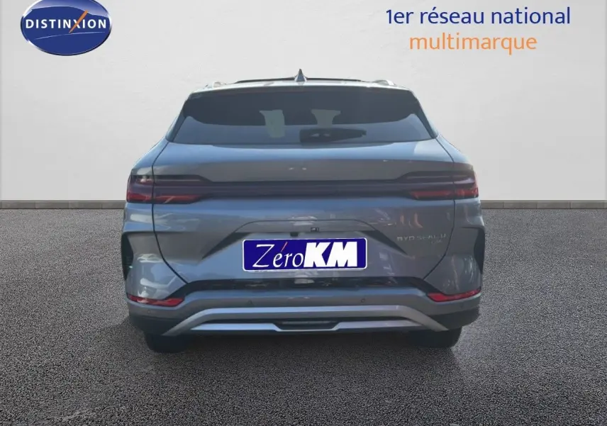 Vue arrière du BYD SEAL U 1.5L DM-I gris Time Grey, soulignant ses feux horizontaux et son design épuré.
