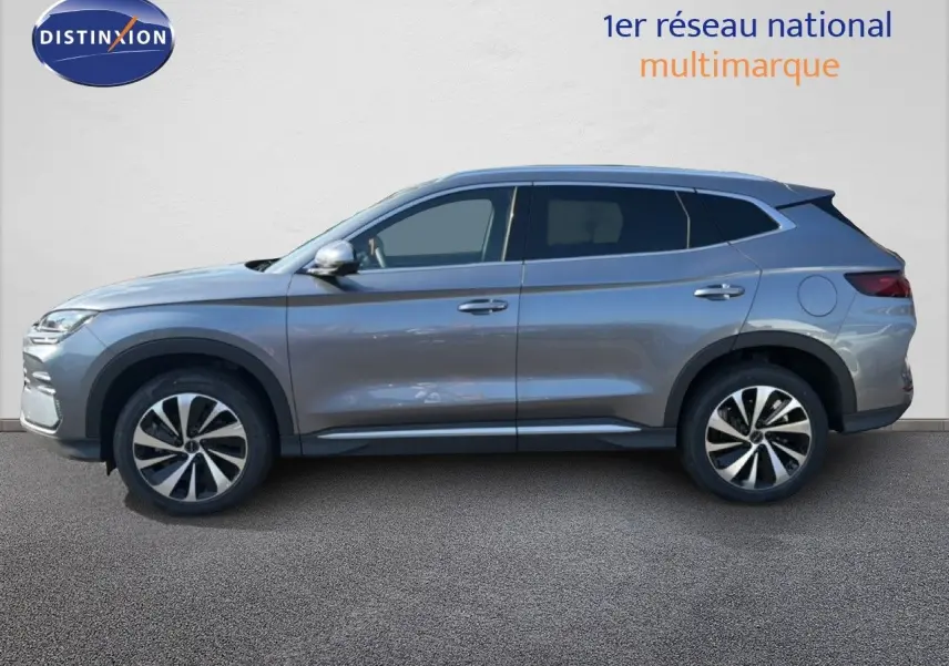 Vue de profil côté gauche du SUV BYD SEAL U hybride rechargeable en gris Time Grey, avec jantes bi-ton et lignes épurées.