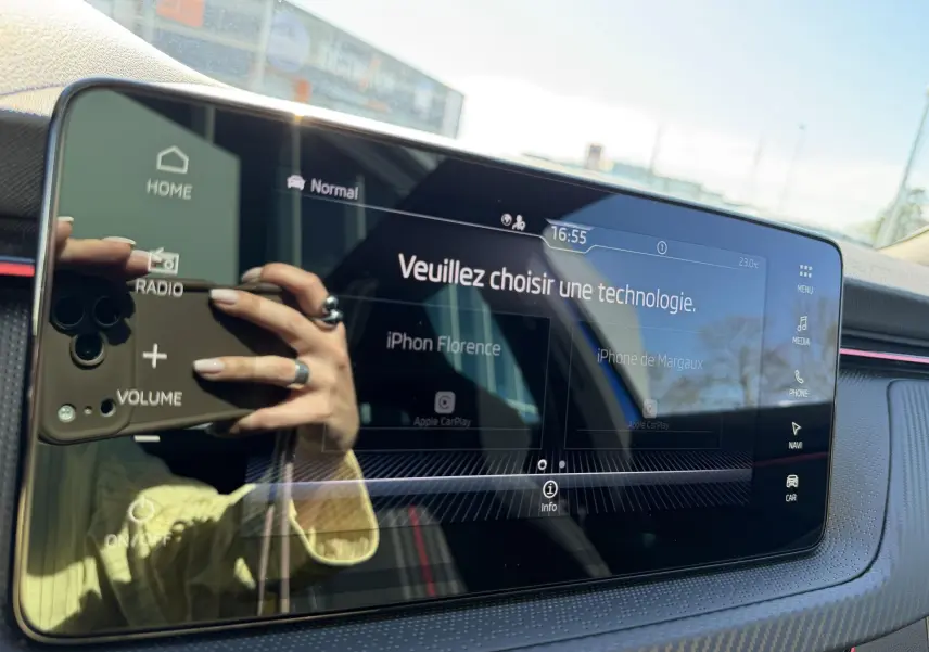 Écran tactile 9,2'' du Skoda Kamiq bleu 2025 affichant le menu de sélection technologie, intérieur moderne.