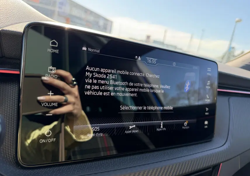 Écran tactile 9,2'' du Skoda Kamiq bleu 2025, affichant le menu Bluetooth avec commandes tactiles.
