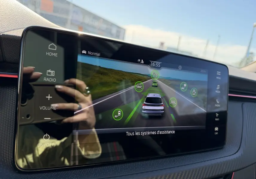 Écran tactile 9,2'' du Skoda Kamiq 2025 montrant les systèmes d'assistance à la conduite en vue intérieure.