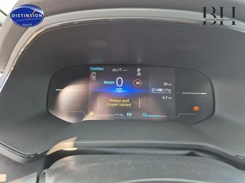 Tableau de bord numérique du Renault Captur 2025 affichant la vitesse à 0 km/h et alertes moteur, vue frontale intérieure.