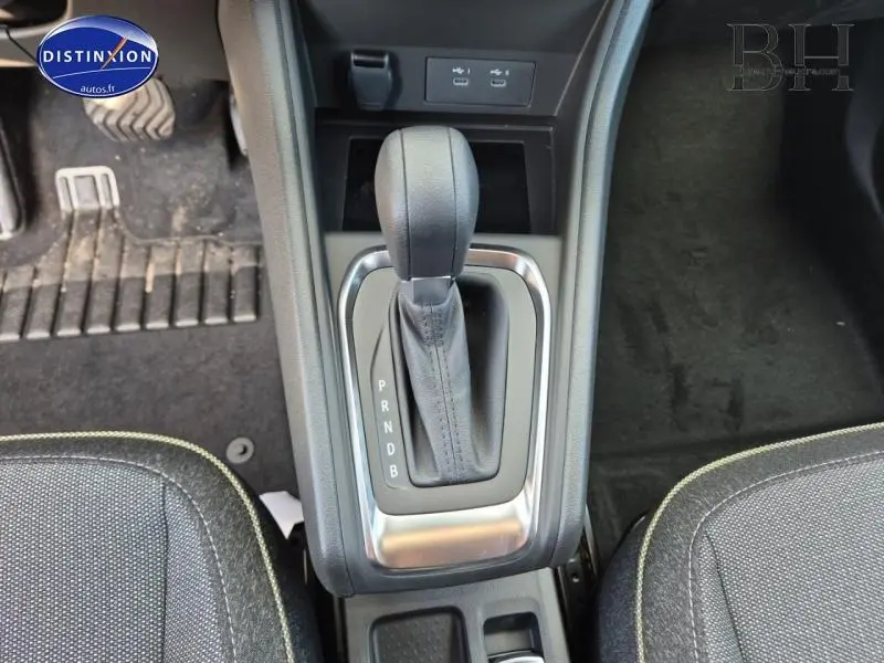Le levier de vitesses automatique noir vu de dessus dans l'habitacle du Renault Captur gris Rafale métallisé.