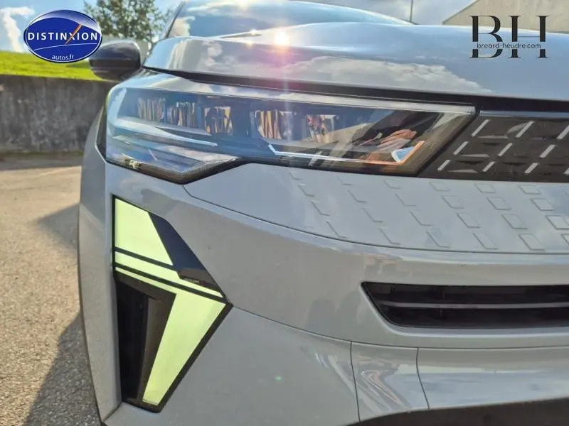Gros plan sur le phare avant gauche du Renault Captur 2025 gris Rafale métallisé avec éclairage LED distinctif.