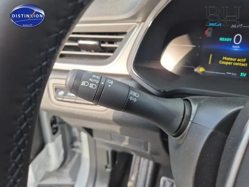 Gros plan sur la commande de phares et clignotants du tableau de bord du Renault Captur 2025, intérieur gris.