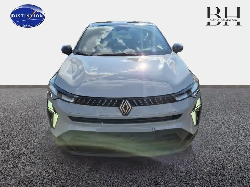 Vue avant du Renault Captur 1.6 E-Tech gris Rafale métallisé avec signature lumineuse LED distinctive.