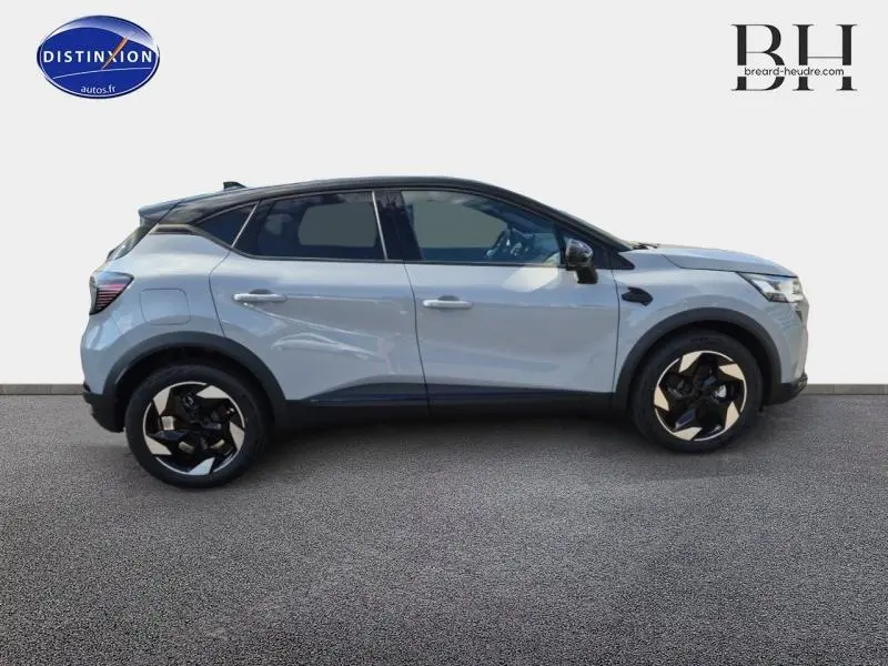 Profil droit du Renault Captur 2025 gris Rafale métallisé avec toit noir et jantes alu noires et argentées.