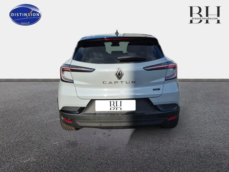 Vue arrière du Renault Captur 2025 gris Rafale métallisé avec feux arrière LED et lunette arrière surteintée.
