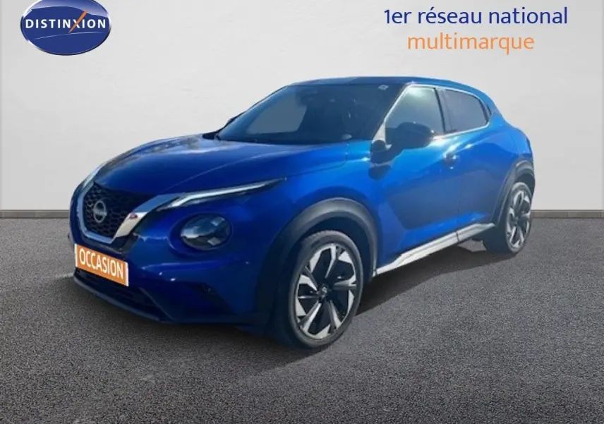 Nissan Juke bleu magnétique métal en 3/4 avant droit, avec jantes alliage et calandre distinctive V-Motion.