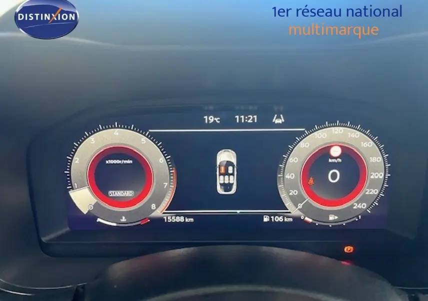 Vue rapprochée du tableau de bord numérique du Nissan Juke 2025, affichant la vitesse à 0 km/h et le compte-tours.