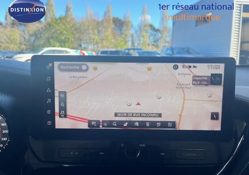 Vue intérieure centrée sur l'écran tactile du système de navigation du Nissan Juke bleu magnétique 2025.
