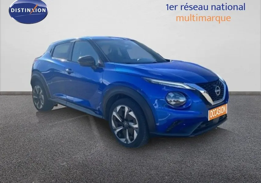Nissan Juke bleu magnétique métal en 3/4 avant droit, avec jantes alliage et calandre distinctive V-Motion.