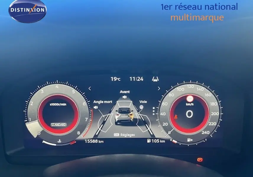 Tableau de bord numérique du Nissan Juke bleu magnétique, affichage central avec compte-tours et vitesse à 0 km/h.