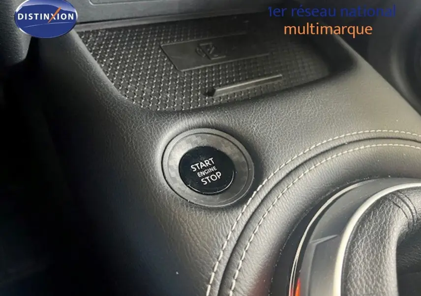 Bouton Start/Stop moteur sur console en cuir noir avec surpiqûres, intérieur du Nissan Juke DIG-T 114CH Tekna 2025.