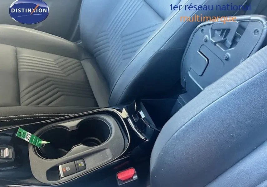 Vue rapprochée de la console centrale et des sièges en cuir noir du Nissan Juke 2025, version Tekna.