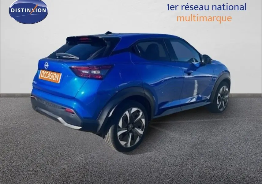 Nissan Juke bleu magnétique métal en 3/4 arrière droit, avec jantes alliage et feux arrière LED distinctifs.