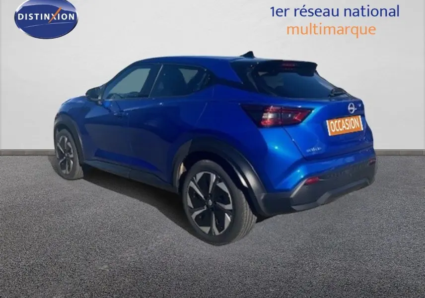 Nissan Juke bleu magnétique 3/4 arrière côté gauche, avec jantes noires et détails noirs contrastants.