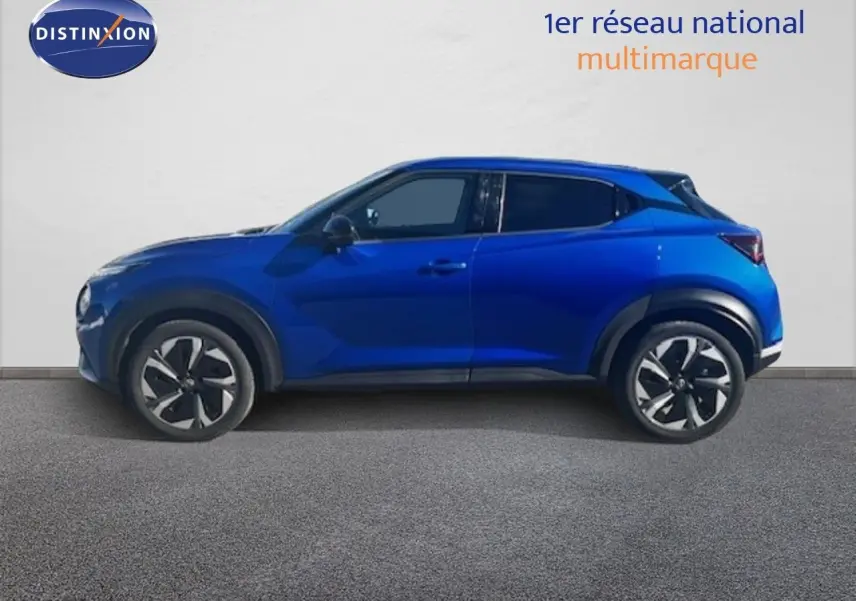 Profil latéral droit du Nissan Juke 2025 bleu magnétique métal avec jantes alliage et lignes dynamiques.
