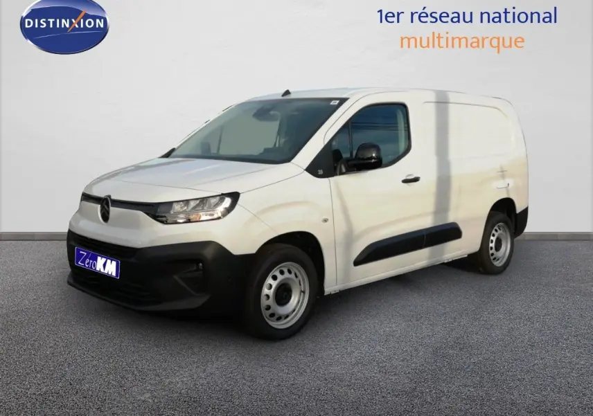 Vue 3/4 avant droite d’un Citroën Berlingo XL blanc Icy avec protections noires et jantes acier simples.