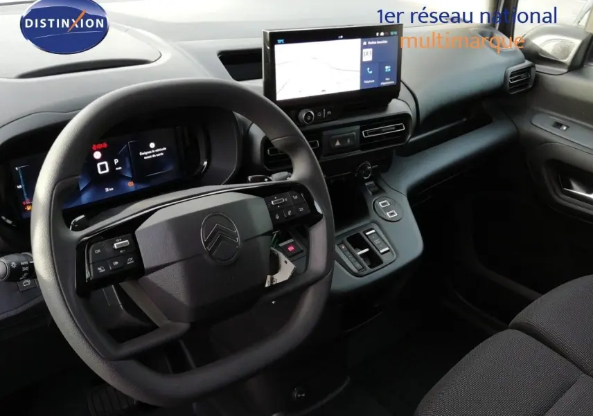 Vue intérieure du poste de conduite du Citroën Berlingo XL 2026, tableau de bord et volant multifonction noirs.