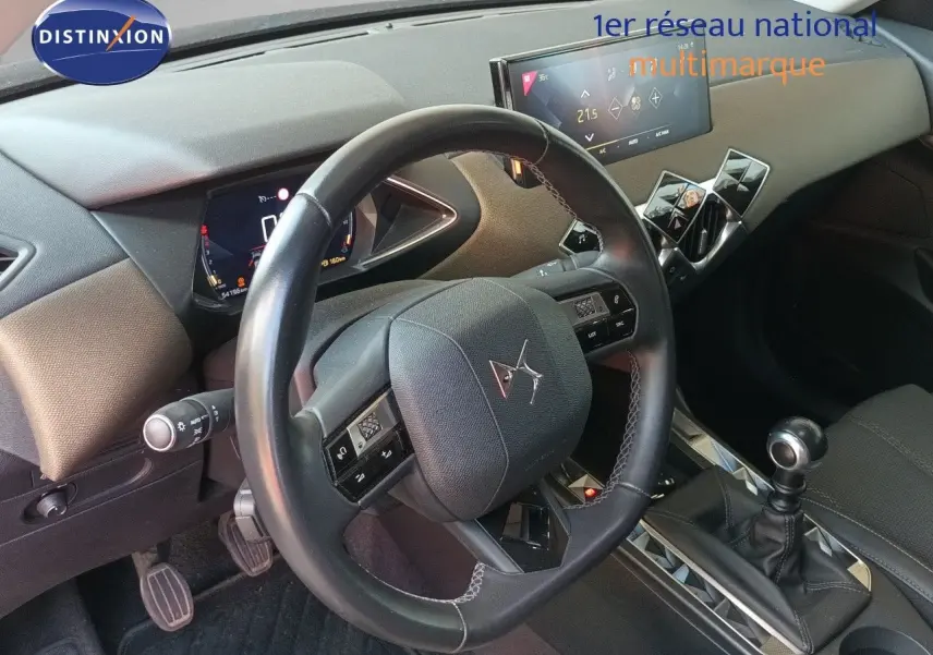 Intérieur du DS3 Crossback 2020, vue sur le volant cuir et la console centrale avec levier de vitesse manuelle.