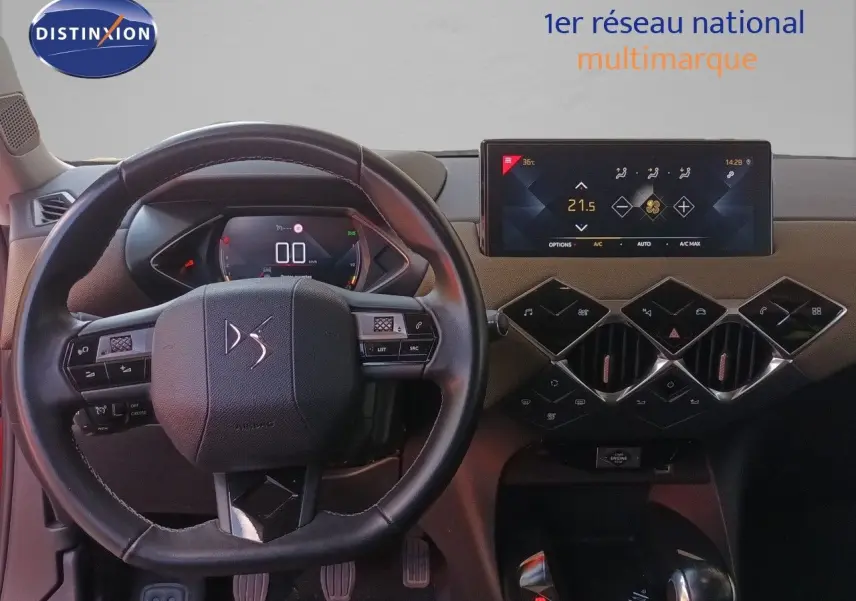 Vue intérieure centrée sur le volant DS et le tableau de bord digital du DS3 Crossback, ambiance moderne et épurée.