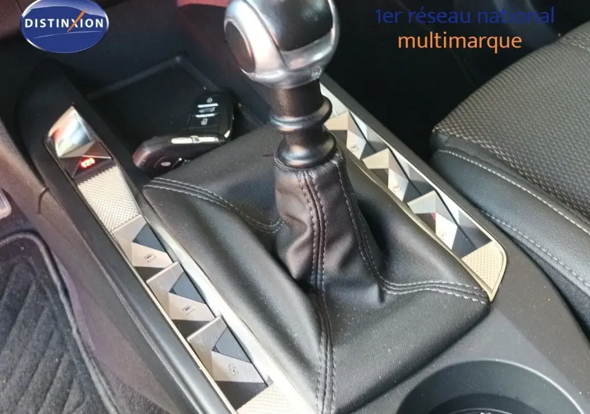 Gros plan sur la commande de la boîte manuelle et la console centrale en cuir noir du DS3 Crossback 2020.
