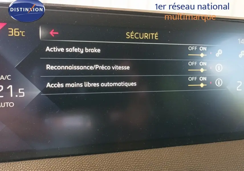 Écran tactile intérieur montrant les options de sécurité activées sur DS3 Crossback rouge métal avec toit blanc, vue rapprochée.