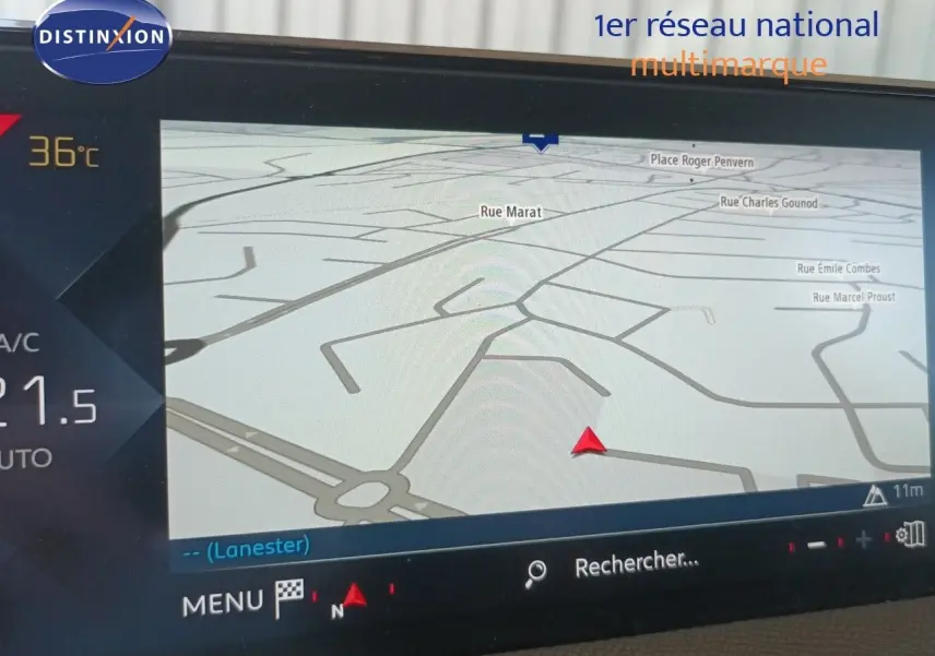 Écran de navigation intérieur du DS3 Crossback 2020, affichant une carte avec température extérieure à 36°C.