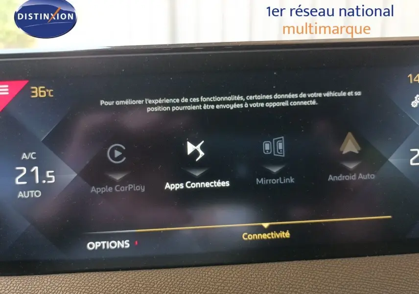 Écran tactile central du DS3 Crossback montrant les options de connectivité avec Apple CarPlay et Android Auto.