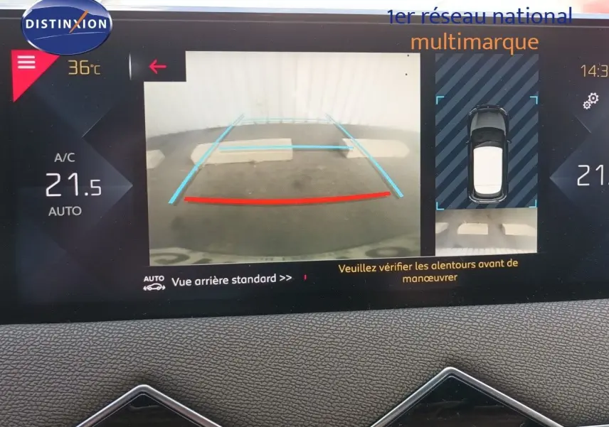Écran de caméra de recul du DS3 Crossback rouge métal avec toit blanc, affichant les lignes d’aide au stationnement.